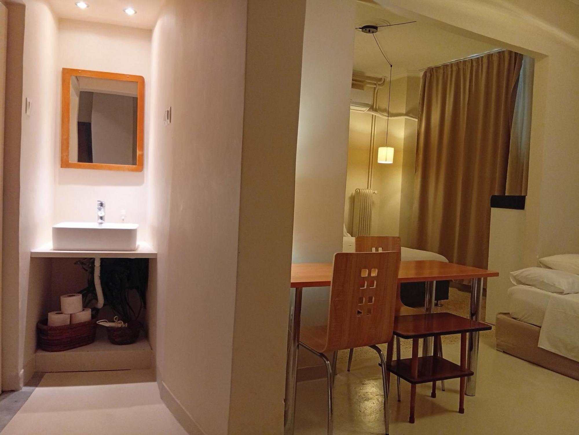 Filopappou Decent Apartment Атина Екстериор снимка